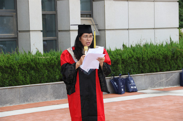 韩春霞主持学位授予.jpg